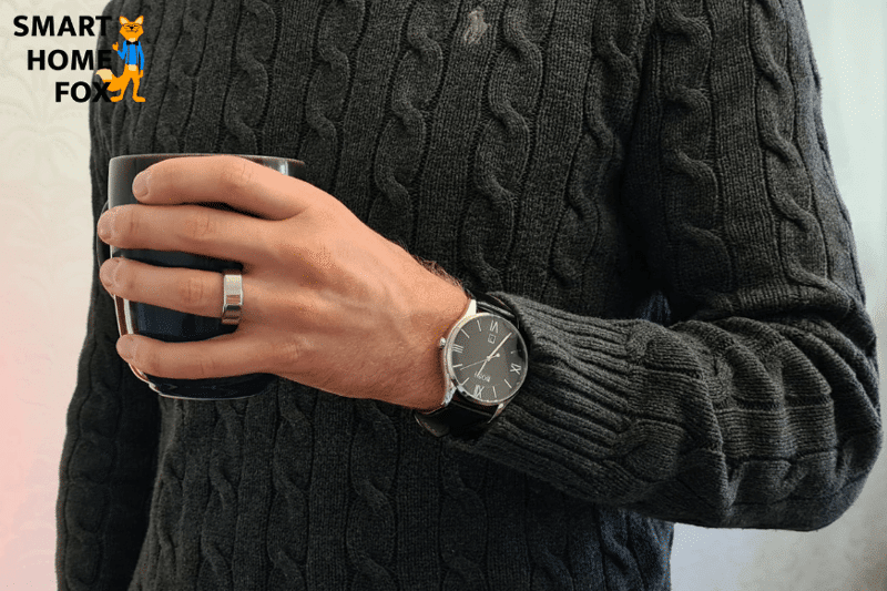 Кольцо Oura носят на руке.